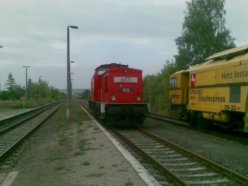 MEG 105 (204 860-1) im Bf Karsdorf. Sie brachte einen Bauzug f�r Gleisstopfarbeiten dorthin; 26.08.2009
