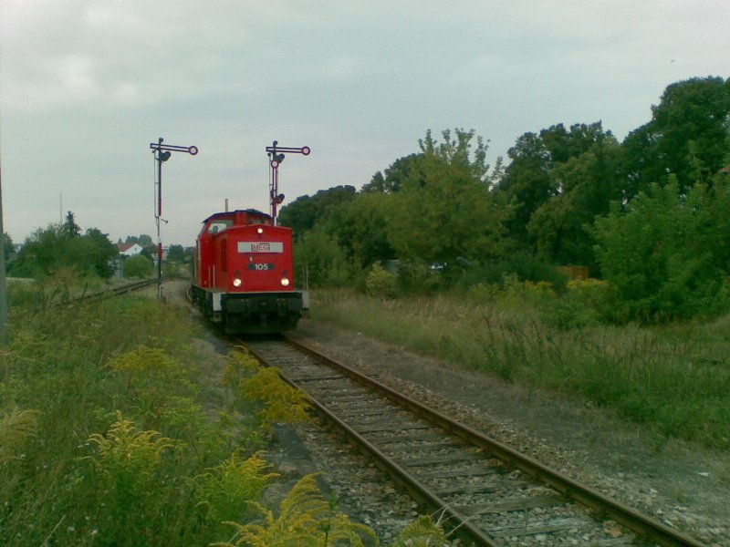 MEG 105 als Tfzf von Karsdorf nach Gro�korbetha, bei der Einfahrt in Laucha; 26.08.2009