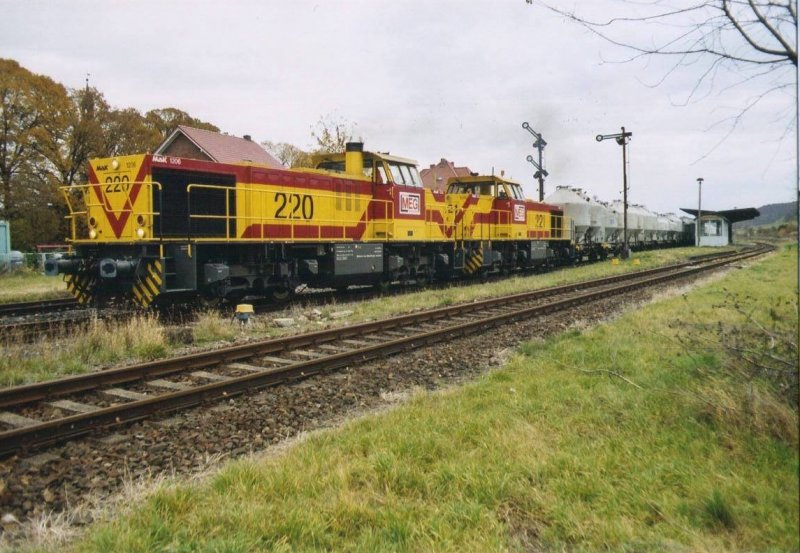 MEG 220 + 221 mit leeren Zementkesselwagen bei der Ausfahrt in Laucha; 07.11.2007 (Foto: G�nther G�bel)