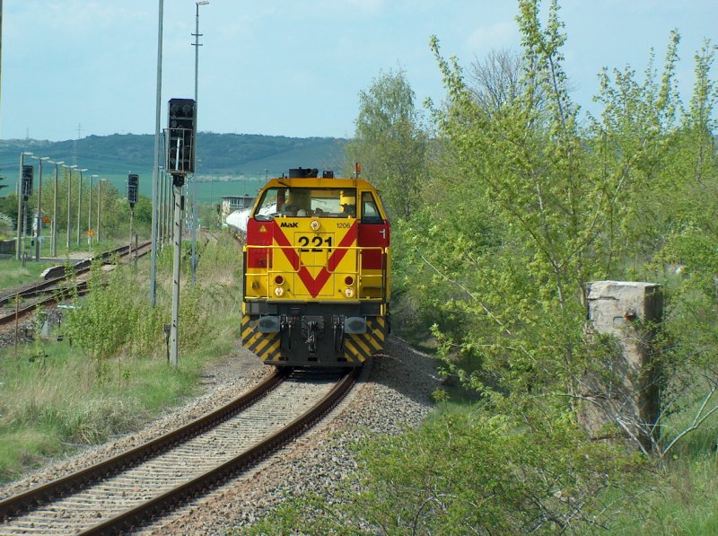 MEG 221 + 220 warten mit einem Zementzug im Bf Karsdorf auf die Ausfahrt Richtung Naumburg; 30.04.2008