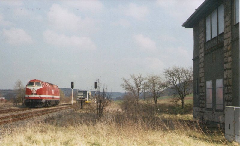 MEG 301 wartet am Stellwerk Laucha Ost die Kreuzung der RB nach Nebra ab. Sie hat zuvor leere Zementwagen nach Karsdorf gebracht; 01.04.2008 (Foto: G�nther G�bel)