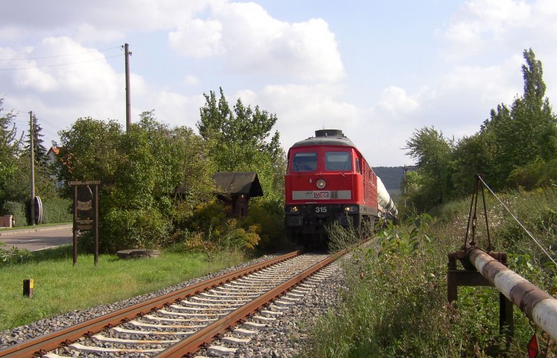 MEG 315 (92 80 1232 489-5 D-MEG) mit einem Zementkessel-Leerzug nach Karsdorf am Lauchaer Posten 6a. Die (zugewachsene)  preu�ische W�rterbude  und die Schrankenb�ume haben bis heute �berlebt, ebenso das Formsignal im Hintergrund; 14.09.2007