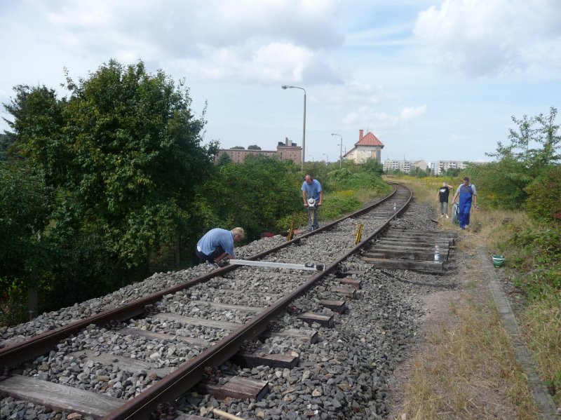 Mit Wasserwaage und Gleiswinden wurde das Gleis zur�ck in Position gebracht. Danach wurde es mit Schotter neu gestopft; 22.08.2009 (Foto: Christian Kirchner)