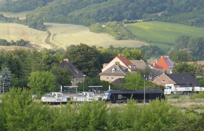MRCE dispolok ER 20-005 erstmals auf der Unstrutbahn! Sie �berf�hrte zwei Jung-C-Kuppler (mit Stangenantrieb und Abgasfilteranlage f�r Tunnelfahrten) von ARCO in Karsdorf nach Holland. Bf Laucha; 27.06.2008 (Foto: Klaus Pollm�cher)