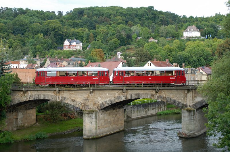 Nach Beendigung unserer Zwei-L�nder-Rundfahrt fuhren die Ferkeltaxen zur�ck nach Rottenbach und �berqueren hier die Saale in Bad K�sen; 07.09.2008 (Foto: Hans Grau)