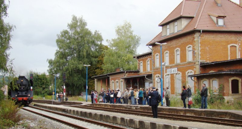 Nach dem Besuch des Winzerfestes freuen sich die Fahrg�ste auf die R�ckfahrt nach Sch�nebeck; 14.09.2008 (Foto: G�nther G�bel) 