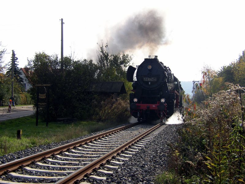 Nach dem Kreuzungshalt in Laucha beschleunigt die 52er der IG Dampflok Nossen e.V., ihre geringe Last in Richtung Karsdorf; 18.10.2008