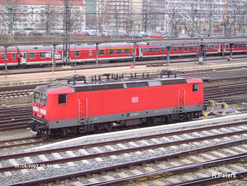 Nochmal eine Aufnahme von 143 967-8 in Dresden HBF. 16.02.07