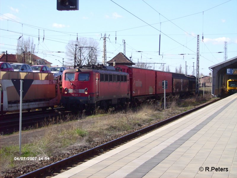 Nun ist 140 546-3 mit ihren Zug am Signal zum stehen gekommen.