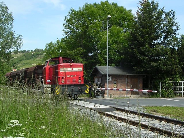 PBSV 345 107-7 mit leeren Schotterwagen in Richtung Naumburg, am Schrankenposten 3 in Freyburg; 08.06.2006 (Foto: Thomas Menzel)
