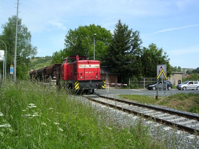 PBSV 345 107-7 war am 08.06.2006 mit diesem leeren Schotterzug am Schrankenposten in Freyburg unterwegs.