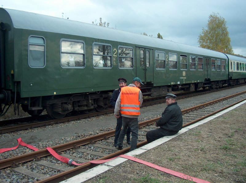 Plausch auf der Bahnsteigkante - Marian im Gespr�ch mit dem Lokpersonal der 41 1144-9 der IGE Werrabahn-Eisenach e.V. im Bf Karsorf; 25.10.2009