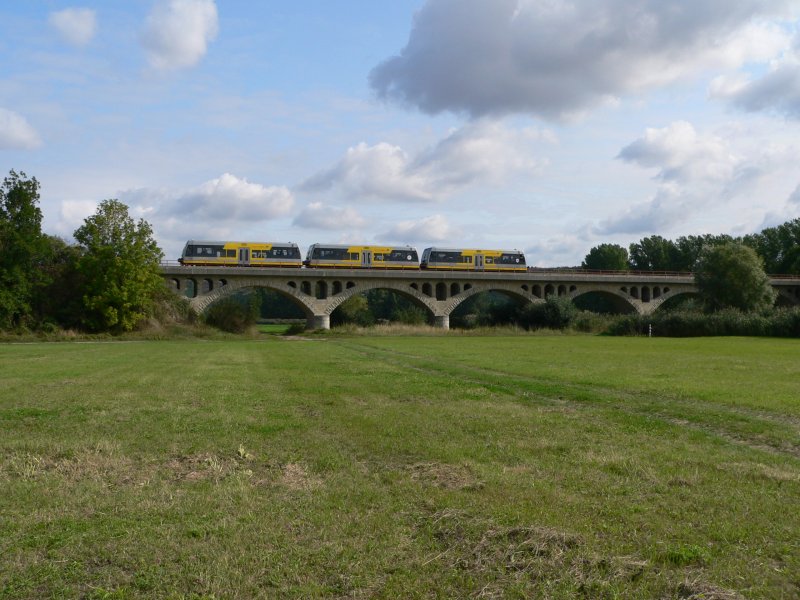 RB 25972 von Naumburg (S) Ost nach Ro�leben, auf dem Unstruthochwasserviadukt bei Kirchscheidungen; 14.09.2008 (Foto: Dieter Thomas)
