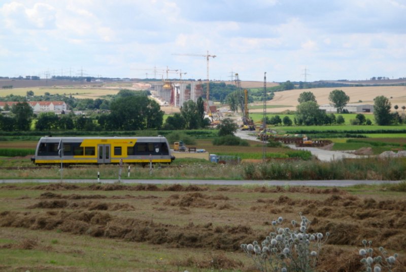 RB 25974 von Naumburg (S) Ost nach Nebra bei Karsdorf, wo die zuk�nftige Unstruttalbr�cke der ICE Neubaustrecke die Unstrutbahn �berqueren wird; 26.07.2009 (Foto: G�nther G�bel)