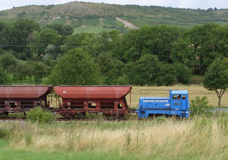 Road & Rail Service V22 307 mit Schotterwagen Richtung Naumburg (Saale) bei Laucha (Unstrut); 17.07.2008 (Foto: Klaus Pollm�cher)