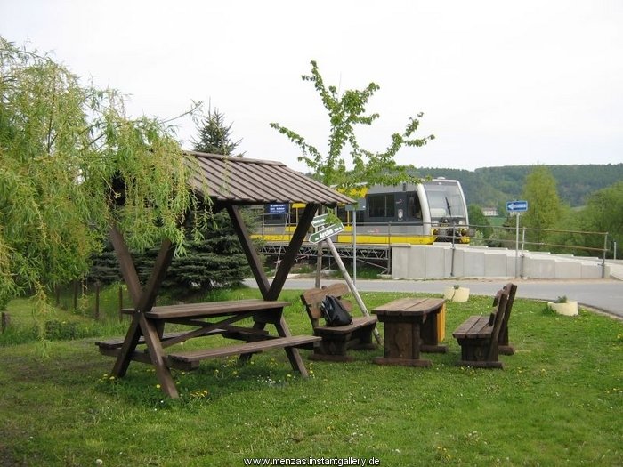 Sch�ner Pausenplatz am Hp Wangen, den auch die Tf´s der Burgenlandbahn gern f�r eine Pause nutzen; 26.04.2009 (Foto: Thomas Menzel) 