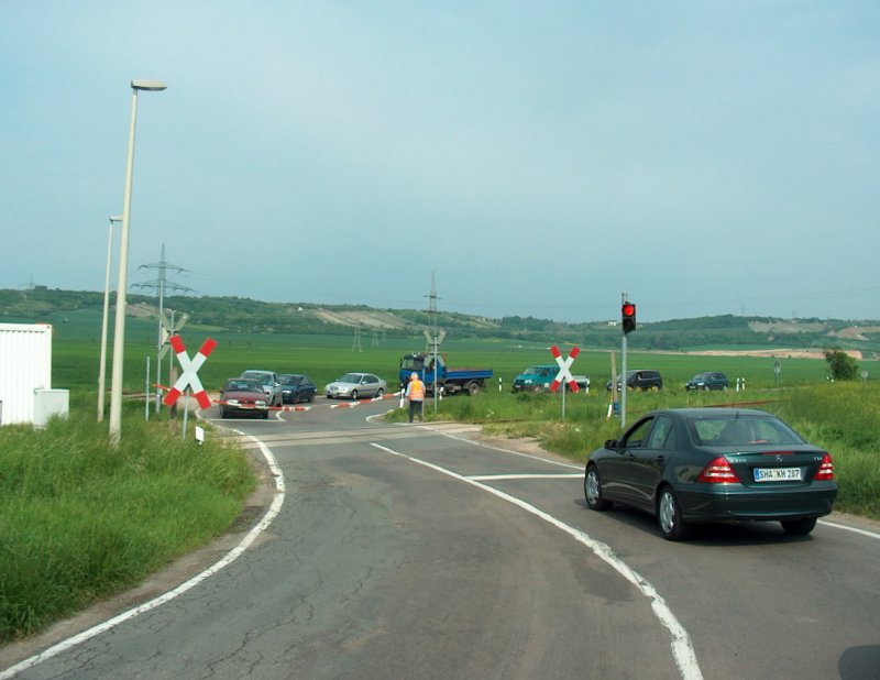 Seit 1997 gab es diesen  lebenden Bahn�bergang  an der L213 zwischen Karsdorf und Reinsdorf. Trotz Ampel wurde vor jedem Zug per Hand ein rot-wei�es Warnseil �ber die Stra�e gespannt. Es fahren zwei Z�ge pro Stunde, dazwischen kann sich das Personal in einem Baucontainer gem�tlich machen. F�r kleinere und gr��ere Gesch�fte steht ein Dixi-Klo bereit; 15.05.2008