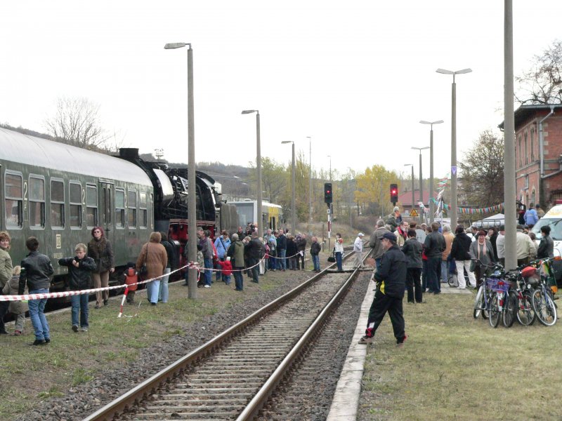 Soviele Besucher hat der Bf Karsdorf selten. Aber die IG Unstrutbahn e.V. und die IGE  Werrabahn Eisenach  e.V. machen es m�glich; 26.20.2008 (Foto: Dieter Thomas)