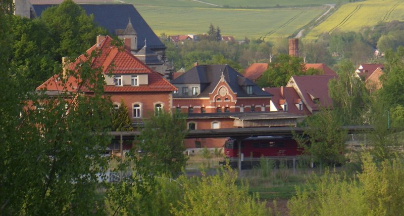 SVG 2143 006-1 der Stauden-Verkehrs GmbH beim Kreuzungshalt im Bf Laucha. Sie fuhr nach Karsdorf, um dort eine Waggonramme abzuholen; 26.04.2009 (Foto: Klaus Pollm�cher)