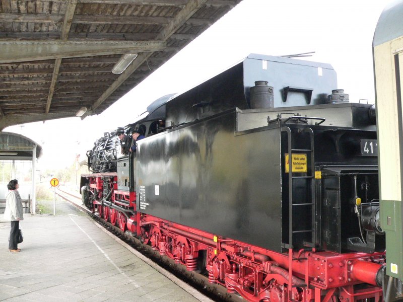 Tender der DR 41 1144-9 im Bf Laucha (Unstrut); 26.10.2008 (Foto: Dieter Thomas)