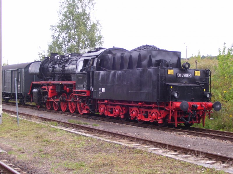 TG 50 3708-0 e.V. am 08.09.2007 bei der Abstellung bis zur abendlichen R�ckfahrt nach Halberstadtmit im Bahnhof Karsdorf.
