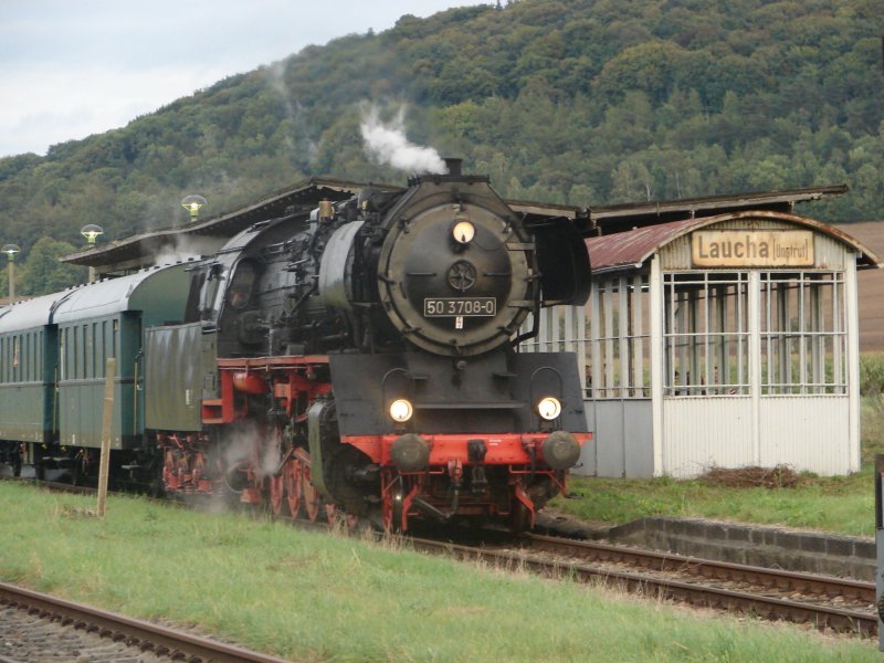 TG 50 3708-0 e.V. aus Halberstadt wartet am 08.09.2007 im Bf Laucha mit ihrem Sonderzug die Kreuzung einer RB nach Naumburg ab. (Foto: Dieter Thomas)