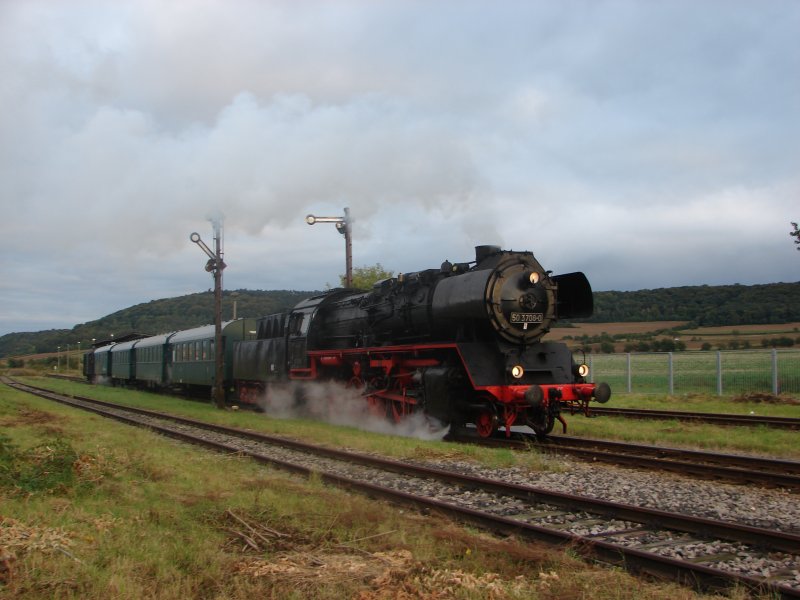 TG 50 3708-0 e.V. mit einem Sonderzug von Freyburg �ber Artern nach Halberstadt, am 08.09.2007 bei der Ausfahrt in Laucha. (Foto: Dieter Thomas)