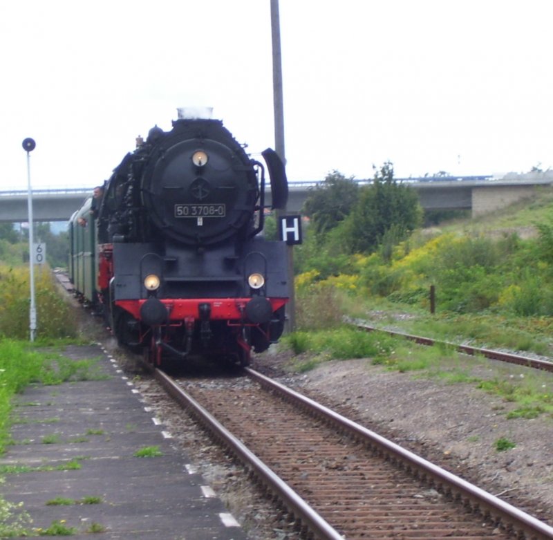 TG 50 3708-0 e.V. mit einem Winzerfestsonderzug aus Halberstadt, am 08.09.2007 bei der Einfahrt in Freyburg.