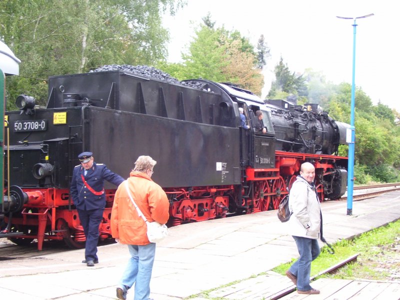 TG 50 3708-0 e.V. mit einem Winzerfestsonderzug aus Halberstadt, am 08.09.2007 im Bf Freyburg.