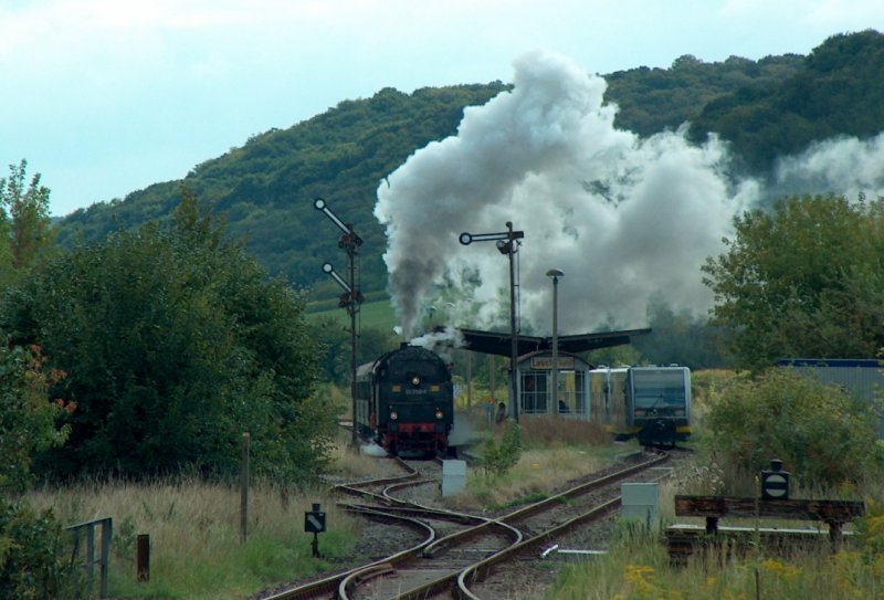 TG 50 3708-0 mit dem DLr 91934 von Freyburg zur Abstellung nach Karsdorf, beim der Ausfahrt in Laucha; 14.09.2008