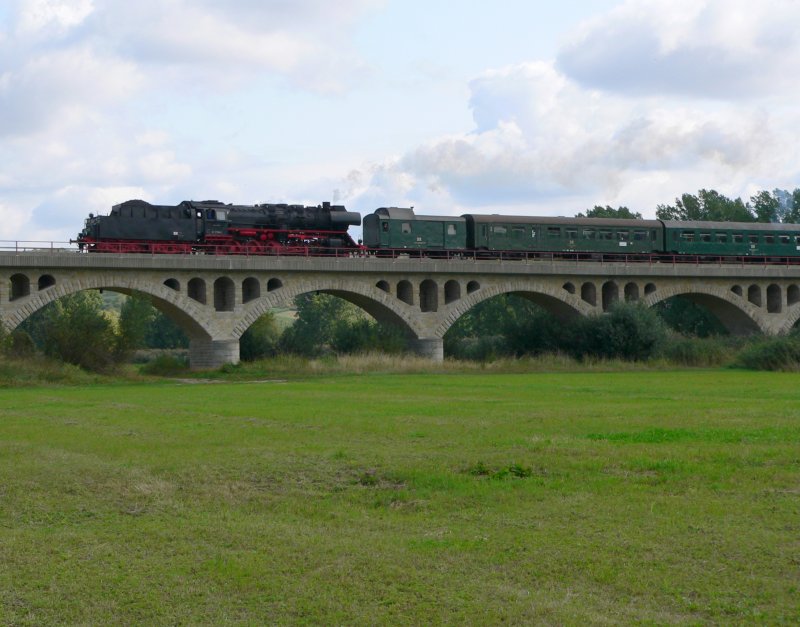 TG 50 3708-0 mit dem DLr 91934 von Freyburg nach Karsdorf zur Abstellung, auf dem Unstruthochwasserviadukt bei Kirchscheidungen; 14.09.2008 (Foto: Dieter Thomas)
