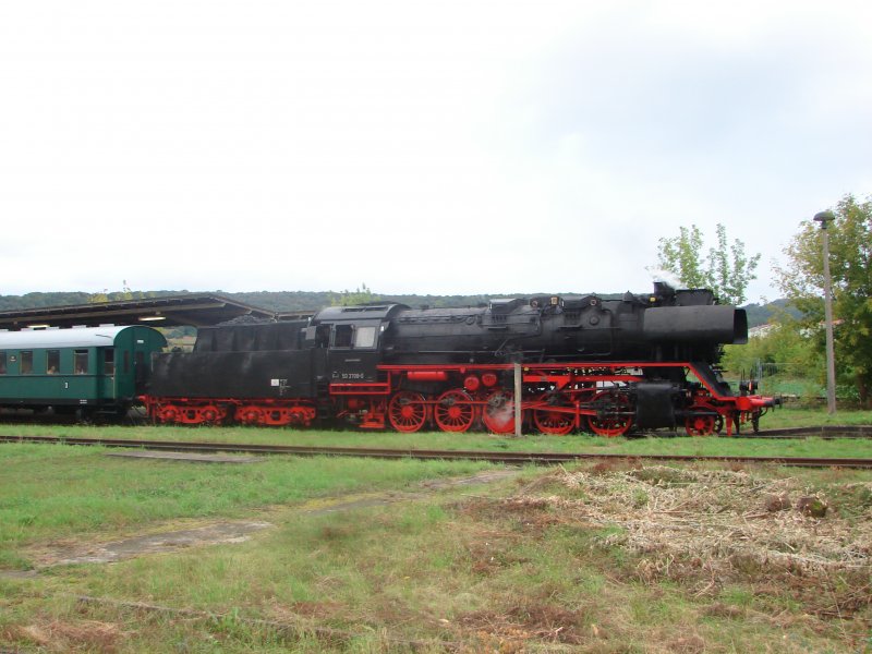 TG 50 3708-0 mit dem Winzerfestsonderzug von Freyburg �ber Artern nach Halberstadt, am 08.09.2007 beim Kreuzungshalt im Bf Laucha. (Foto: Dieter Thomas)