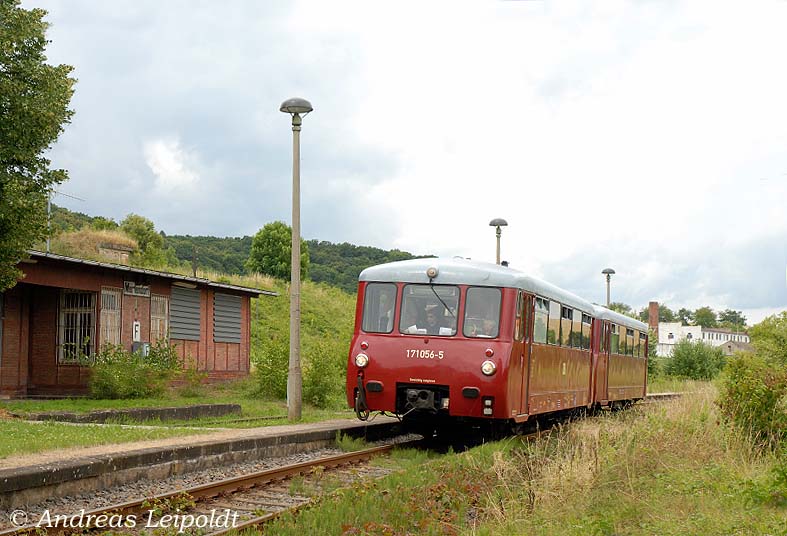TG Ferkeltaxi 171 056-5 + 972 771-0 als DPE 33891 von Wangen nach Teuchern, am 12.07.2009 in Mertendorf. (Foto: Andreas Leipoldt)