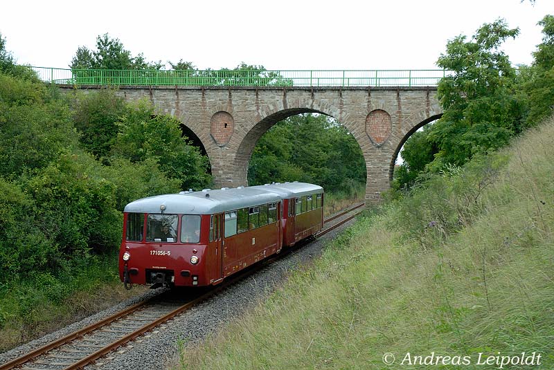 TG Ferkeltaxi 171 056-5 + 972 771-0 als DPE 33893 von Naumburg Ost nach Teuchern, am 12.07.2009 bei Wethau. (Foto: Andreas Leipoldt)