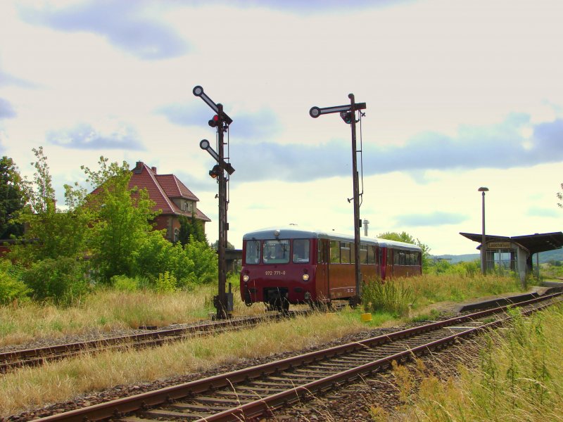 TG Ferkeltaxi 972 771-0 + 171 056-5 als DPE 33890 von Sch�nberg nach Wangen, am 12.07.2009 bei der Ausfahrt in Laucha. (Foto: Dieter Thomas)