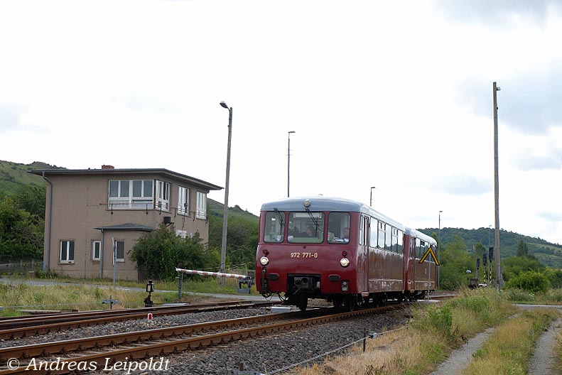 TG Ferkeltaxi 972 771-0 + 171 056-5 als DPE 33890 von Sch�nberg nach Wangen, am 12.07.2009 bei der Ausfahrt in Karsdorf. (Foto: Andreas Leipoldt)