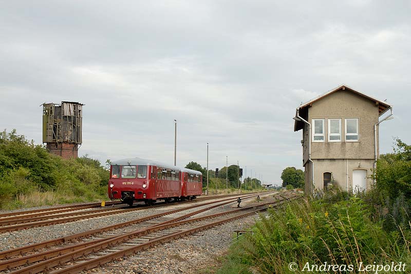 TG Ferkeltaxi 972 771-0 + 171 056-5 als DPE 33896 nach Naumburg Ost, am 12.07.2009 bei der Ausfahrt in Teuchern. (Foto: Andreas Leipoldt)