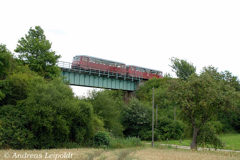 TG Ferkeltaxi 972 771-0 + 171 056-5 als DPE 33896 von Teuchern nach Naumburg, am 12.07.2009 in Wethau. (Foto: Andreas Leipoldt)