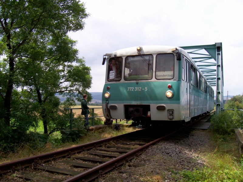 TG Ferkeltaxi e.V. 772 312-5 + 772 367-9 als  Unstrut-Express  von Artern nach Nebra, auf der Unstrutbr�cke bei Ro�leben; 22.07.2007 (Foto: Martin Straubel)