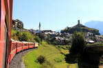 Die RhB Lok 622  Hakone Tozan Densha  bei der Einfahrt in Ardez im Unterengadin.