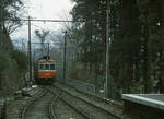 Hakone Tozan Tetsudô, Partnerbahn der RhB: Einfahrt des Wagens 109 in die Kreuzungsstation Miyanoshita.