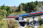 Hakone Tozan Tetsudô, Partnerbahn der RhB: Im steilen Abstieg von Kowakidani nach Miyanoshita überquert der letzte verbliebene Altbauzug die nach dem Taifun von der Nacht 12./13.Oktober 2019