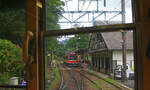 Hakone Tozan Tetsudô, Partnerbahn der RhB: Zwischen Kowakidani und (von unten gesehen) der dritten Spitzkahre liegt die Kreuzungsstation Miyanoshita.