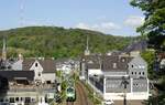 Der Abellio-3429 004 verlässt am 29.05.2021 Langenberg in Richtung Wuppertal, im Hintergrund die 301 m (links, abgeschnitten) bzw.