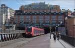 Hochgeschwindigkeits-Flirt in Schweden. 

X74 004 der MTR auf der südlichen Eisenbahnbrücke, der södra Järnvägsbron. Stockholm, Juni 2018.
