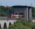 Hochgeschwindigkeits-Flirt in Schweden. 

X74 005 'Glenn' der MTR auf der Årstabrücke. Das anhebbare Segment erscheint wie ein Tor zum Stockholmer Stadtteil Södermalm. Årstaberg, Juni 2018.