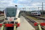 Im Gleisvorfeld von Venlo/Niederlande sind wie hier am 17.04.2015 stets einige Fahrzeuge für die Maaslijn von Roermond nach Nijmegen abgestellt, neuerdings werden neben den Stadler-GTW auch