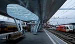 Nicht nur das Empfangsgebäude, sondern auch die Bahnsteige in Arnhem Centraal sind archítektonisch beeindruckend (02.01.2018).