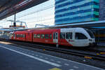 Der diesel-elektrische Stadler GTW 2/6 - Spurt 10.264 „Alfred Mozer“ der Arriva Nederland steht am 29 April 2025 im Bahnhof Arnhem Central (Arnheim Hbf), als Stoptrein RS33 nach Tiel, zur Abfahrt bereit. 

Der dieselelektrische Triebzug vom Typ Stadler GTW 2/6 der 4. Generation wurde 2012 von Stadler Rail im Werk Bussnang (Schweiz) gebaut.

GTW ist eine Leichtbau-Fahrzeugfamilie, die sich nicht nur äußerlich in unterschiedlichen Stirnfronten von eckig bis stromlinienförmig (wie hier bei der 4. Generation) unterscheidet und in verschiedenen Zusammenstellungen und Antriebsvarianten lieferbar ist, sondern auch in verschiedenen Spurweiten sowie als Zahnradbahnfahrzeug, wobei die Normalspurversionen UIC-konforme Vollbahnfahrzeuge sind. Das Grundkonzept des GTW ist eher unkonventionell: Ein mittiges Antriebsmodul, auch Antriebscontainer genannt, sorgt mit seinen beiden angetriebenen Achsen für den Antrieb des Triebzugs. Zwei leicht gebaute Endmodule mit je einem Drehgestell und Niederflureinstieg stützen sich auf das Antriebsmodul ab, was ein günstiges Traktionsgewicht bewirkt.

Das Konzept der GTW ergibt eine sehr gute Raumausnutzung der Endmodule. Außer über den Drehgestellen und an den aufgestützten Enden sind die GTW niederflurig ausgeführt (über 65 % Niederfluranteil). Durch Einfügen eines Mittelwagens, ebenfalls mit nur einem Drehgestell, kann ein GTW 2/6 zum GTW 2/8 ausgebaut werden. Statt des Mittelwagens kann aber auch ein weiteres Antriebsmodul eingefügt werden. Beim GTW 4/8 wurde zwischen den zwei benachbarten Modulen ein laufwerkloses Mittelteil eingehängt. Wenn zwei GTW 2/6 miteinander verbunden werden und zwei Führerstände wegfallen, entsteht ein GTW 4/12. Für betriebliche Flexibilität können bis zu vier GTW gleicher Bauart gekuppelt und über die Vielfachsteuerung gemeinsam gesteuert oder ein antriebsloser, einem Endwagen ähnelnder Steuerwagen mit der Achsformel 2’2’ mitgeführt werden.

Fahrzeuge der Arriva Nederland:
Die Arriva Nederland besitzt 96 GTW 2/6 bzw. 2/8 die zwischen 2006 und 2016 von Stadler in Bussnang (Schweiz), als diesel-elektrische bzw. elektrische (DC) Fahrzeuge gebaut, wurden. Bei den ab 2012 gebauten diesel-elektrischen GTW wurde zur Vergrößerung der Beinfreiheit die Raumaufteilung im Niederflurbereich angepasst. Grundsätzlich entsprechen die Fahrzeuge den bereits seit 2006 an Arriva gelieferten Fahrzeugen. Sie verfügen jedoch über einen neu entwickelten Antrieb mit Deutz- statt MAN-Motoren.

2005 bestellte Arriva für die Bedienung der niederländischen Provinzen Friesland und Groningen 22 Diesel-GTW 2/6 und 29 Diesel-GTW 2/8, davon sind 8 für den Einsatz nach Deutschland ausgerüstet. Die Züge mussten in nur 29 Monaten gebaut und geliefert werden. Weil damals in den Niederlanden die verschärften Crashnormen bereits in Kraft waren, mussten die Endwagenkästen mit Führerkabine neu entwickelt werden. Zusätzlich zur Druckfestigkeit von 1.500 kN wurde der Wagenkasten auf eine Versagenslast von 3.000 kN und das Energieabsorptionsvermögen bei einer Kollision von rund 900 kJ auf 2100 kJ erhöht. Die Frontstruktur und die Seitenwände der Wagenkästen wurden mit den Flirt-Wagenkästen vereinheitlicht, wobei seither eine integrale, komplette geschweißte Bauweise mit Aluminium-Strangpressprofilen zur Anwendung kommt. Damit wird eine höhere Stabilität der Rohbaustruktur erreicht. Zur Vereinfachung der Zulassungen sind die meisten sicherheitsrelevanten Funktionen in Relais-Technik realisiert.

2007/08 erhielt auch Veolia Transport Niederlande zwei- und dreiteilige Diesel-GTW, die weitgehend denen von Arriva entsprechen. Nach den Lieferungen der Diesel-GTW an Arriva und Veolia gewannen beide Unternehmen auch Ausschreibungen für mit 1.500 Volt Gleichspannung elektrifizierte Strecken. Die dafür gelieferten GTW sind mit Stromrichtern ausgestattet, die auf Basis der 3-kV-Flirt-Stromrichter entwickelt wurden. Die elektrischen und dieselbetriebenen Züge von Veolia verkehren in gemischter Mehrfachtraktion. Dazu sind alle Züge mit Schaltern sowohl für den Dieselmotorstart als auch für Hauptschalter und Stromabnehmer ausgestattet.
Antrieb mit Dieselmotoren (diesel-elektrisch):
Die GTW mit Dieselantrieb der ersten Generation wurden mit einem Zwölfzylinder-V-Motor des Typs 83-TD13 von MTU Friedrichshafen mit 550 kW Nennleistung ausgestattet. Wegen der Breite des Zwölfzylindermotors musste der Durchgang durch das Antriebsmodul asymmetrisch angeordnet werden. 

Bei der zweiten Generation wurden zwei schnelllaufende, wassergekühlte Sechszylinder-Lkw-Reihenmotoren mit je 390 kW Nennleistung von MAN eingebaut, die die strengen Euro-3-Abgasvorschriften im Straßenverkehr erfüllen. Die Beschaffung von in großen Mengen produzierten Lkw-Motoren ist zudem kostengünstiger als von speziellen Dieselmotoren für Schienenfahrzeuge. Die beiden nun völlig getrennten Antriebsaggregate bieten eine größere Leistung als der MTU-Motor und den Vorteil der Redundanz, so dass bei Störungen mit einem Aggregat weitergefahren werden kann. Die beiden Dieselmotoren sind auf beiden Seiten des Antriebmoduls angeordnet und erlauben einen symmetrischen Durchgang von einem Fahrgastraum zum anderen.

Die 2012 für Arriva Gelderland beschafften Fahrzeuge (wie diese hier) erhielten je zwei neuentwickelte Deutz-Dieselmotoren vom TCD 16.0 V8. Der wassergekühlter 8-Zylinder Motor in V-Ausführung (90°) mit Common Rail Einspritzsystem, Turboaufladung und Ladeluftkühlung mit einer Leistung von 520 kW erfüllt die Abgasnormen EU Stufe V / US Tier 4. Bei einer Drehzahl von 1.400 U/min erbringt der Motor ein maximales Drehmoment von 2.890 Nm.
Weitere Motordaten:
Hubraum: 15.9 l (Bohrung Ø 123 mm x 140 mm Hub)
Leistung: 520 kW (697 PS) bei 2.100 U/min
Max. Drehmoment: 2.890 Nm bei 1.400 U/min
Leerlaufdrehzahl: min. 600 U/min
Länge x Breite x Höhe: 1.150 x 945 x 1.170 mm
Gewicht (trocken): 1.260 kg

Die redundante Antriebsausrüstung besteht aus 2 Antriebssträngen mit je 1 Dieselmotor, Asynchrongenerator, IGBT-Stromrichter und Asynchronfahrmotor

TECHNISHE DATEN der GTW 2/6:
Spurweite: 1.435 mm (Normalspur)
Antriebsart: dieselelektrisch
Achsfolge: 2'Bo'2'
Inbetriebsetzung: 2006-2016
Länge über Kupplung 40.890 mm
Fahrzeugbreite 2.950 mm
Fahrzeughöhe 4.035 mm
Fußbodenhöhe: Niederflur 830mm / Hochflur 996 mm
Türen je Seite: 2 je 1.300 mm breit
Dienstgewicht (tara): ca. 68 t
Achsabstand im Drehgestell: 2.100 mm
Triebraddurchmesser: 860 mm (neu)
Laufraddurchmesser: 750 mm (neu)
Max. Leistung am Rad: 600 kW 
Anfahrzugkraft: 80 kN
Höchstgeschwindigkeit: 140 km/h
Sitzplätze in der 2. Kl.:  92 (Sommer Layout) /100 (Winter Layout)
Sitzplätze in der 1. Kl.:  8
Klappsitze: 18 (Sommer Layout) / 11 (Winter Layout)
Sommer Layout bedeutet das mehr Platz für Fahrräder vorhanden ist.

Abweichende TECHNISHE DATEN der GTW 2/8:
Achsfolge: 2’2’Bo’2’
Länge über Kupplung 55.937 mm
Türen je Seite: 3 je 1.300 mm breit
Dienstgewicht (tara): ca. 87 t
Sitzplätze in der 2. Kl.: 148 (Sommer Layout) /156 (Winter Layout)
Sitzplätze in der 1. Kl. 16
Klappsitze: 21 (Sommer Layout) / 14 (Winter Layout)