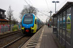 Der sechsteilige Doppelstocktriebwagen Stadler KISS (160) - ET 610 (94 80 0445 010-2 D-WFB ff.) der WestfalenBahn erreicht am kalten 21 Januar 2025, als RE 60 „Ems-Leine-Express“ (Braunschweig – Peine – Lehrte – Hannover – Minden – Löhne – Osnabrück – Rheine), den Bahnhof Osnabrück Altstadt. 

Der KISS 160 wurde 2015 von Stadler Pankow GmbH in Berlin unter der Fabriknummern 40379 bis 40385 gebaut und an die Alpha Trains Europa GmbH (Köln) geliefert, die diese 13 sechsteiligen Doppelstocktriebzüge vom Typ Stadler KISS 160 an die WestfalenBahn GmbH (Bielefeld) vermietet hat. Das Portfolio Alpha Trains (vormals Angel Trains) umfasst derzeit 505 Diesel- und Elektrolokomotiven sowie 501 Triebwagen.

Der Triebzug besteht aus:
Endwagen ET 610 A – UIC-Nr. 94 80 0445 010-2 D-WFB;
Mittelwagen ET 610 C – UIC-Nr. 94 80 0446 210-7 D-WFB;
Mittelwagen ET 610 D – UIC-Nr. 94 80 0446 310-5 D-WFB;
Mittelwagen ET 610 E – UIC-Nr. 94 80 0446 410-3 D-WFB;
Mittelwagen ET 610 F – UIC-Nr. 94 80 0446 510-0 D-WFB und
Endwagen ET 610 B– UIC-Nr. 94 80 0445 710-7 D-WFB.

Für den Betrieb auf der Mittellandlinie (RE 60/RE 70) beschaffte Alpha Trains
13 Doppelstocktriebzüge Typ KISS für die WestfalenBahn. Die Westfalenbahn setzt seit dem Fahrplanwechsel im Dezember 2015 dreizehn sechsteilige Doppelstocktriebzüge auf den Linien RE 60 (Braunschweig–Hannover–Minden–Rheine) und RE 70 (Braunschweig–Hannover–Minden–Bielefeld) ein, welche von Alpha Trains angemietet werden. Dies ist die erste Variante mit angetriebenen Mittelwagen. Die erste Klasse befindet sich im Oberdeck eines Mittelwagens. Die Züge sind 156 Meter lang und verfügen über je 626 Sitzplätze (davon 34 in der 1. Klasse). Somit sind sie die längsten Triebzüge, die im deutschen Regionalverkehr eingesetzt werden. Die modulare Bauweise ermöglicht eine individuelle Anpassung an die regionalen Bedürfnisse – so bieten hier die großzügigen Mehrzweckbereiche Platz für ist zu 18 Fahrrädern im Winterbetrieb, deren Kapazität kann im Sommer bei Bedarf auf 42 erhöht werden.

Die Stadler KISS (Eigenschreibweise für „komfortabler innovativer spurtstarker S-Bahn-Zug“) sind elektrische Doppelstocktriebzüge des Schweizer Herstellers Stadler Rail. Die Züge sind als zwei- bis achtteilige Zugeinheiten (bisher nur als drei-, vier-, sechs und siebenteilige Version gebaut) für Normal- und Breitspur verfügbar. Vom Hersteller werden die Züge als KISS 160 für den Regionalverkehr und als KISS 200 für den Fernverkehr (mit 200 km/h Höchstgeschwindigkeit) angeboten. Die Züge wurden von 2008 bis 2010 unter dem Namen „Stadler Dosto“ entwickelt; seit 2011 konnten 630 Kiss in 48 Länder verkauft werden.

Die KISS der WestfalenBahn:

Technische Merkmale
•	18 Fahrradstellplätze Erweiterung im Sommer auf 42 Stellplätze
•	Gepäckabstellmöglichkeiten in Unter- und Oberdeck
•	Eingetriebener Mittelwagen
•	Wagenkasten aus vollständiger Aluminium-Integral-Bauweise
•	Heller, Fahrgastraum mit individueller Gestaltung
•	LED-Beleuchtung des Fahrgastraumes
•	Groß Einstiegsbereiche optimale Förderung Fahrgastfluss.
•	Für 550er-Bahnsteige optimierte Einstiegshöhe
•	4 geschlossene WC-Systeme - eins ist TSI PRM konform
•	Eine Rollstuhl WC-Kabine – auch für Elektroroll
•	Ergonomischer Führerstand
•	Luftgefederte Trieb- und Laufdrehgestelle
•	12 Einstiegstüren pro Seite
•	Spaltüberbrückung an Türen
•	Videoüberwachung im Innenraum

TECHNISCHE DATEN der KISS 6-teilig der WestfalenBahn:
Hersteller:	Stadler Pankow GmbH
Anzahl bei WestfalenBahn: 13 Fahrzeuge
Spurweite: 1.435 mm (Normalspur)
Achsanordnung: 2‘Bo‘+2‘2‘+Bo‘2‘+2‘2‘+2‘2‘+Bo‘2‘
Länge Kupplung: 156.450 mm
Drehzapfenabstände: 18.550 mm
Achsabstand im Drehgestell: 2.500 mm
Triebraddurchmesser:  920 mm (neu)
Eigengewicht: 313 t
Fahrzeugbreite: 2.880 mm
Fahrzeughöhe: 4.630 mm
Fußbodenhöhe Unterdeck:440 mm (über SO)
Fußbodenhöhe Oberdeck: 2.515 mm (über SO)
Einstiegsbreite: 1.300 mm (lichte Weite)
Einstiegshöhe: 600 mm
Sitzplätze: 626
Sitzplätze in der 1. Klasse: 34
Sitzplätze in der 2. Klasse: 592 (davon 69 Klappsitze)
Stehplätze (4 Pers./m²): 844
WC: 4 (davon eins Rollstuhlgerecht)
Dauerleistung am Rad: 6 x 500 kW = 3.000 kW
Nennleistung am Rad: 6 x 750 kW = max. 4.500 kW
Höchstgeschwindigkeit: 160 km/h
Speisespannung	15 kV; 16 2⁄3 Hz

Quellen: Stadler Rail, WestfalenBahn, Wikipedia